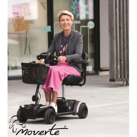 Señora montada en el scooter ONE+ Ortopedia Moverte