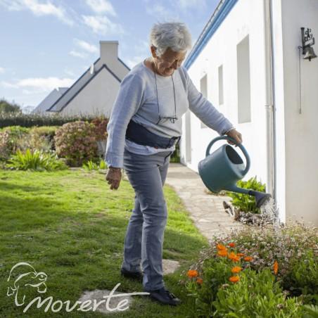 Señora usando del cinturón airbag  HIP GUARD Ortopedia Moverte