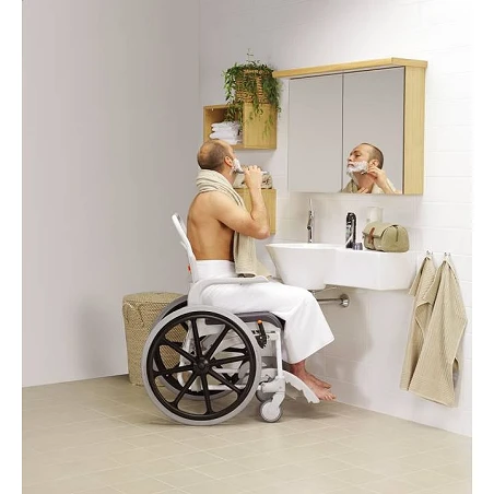 silla de ruedas para ducha de personas con movilidad reducida