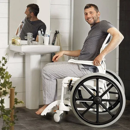 silla de ruedas para ducha de personas con movilidad reducida