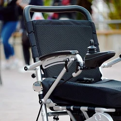 Silla de ruedas eléctrica plegable con mando a distancia